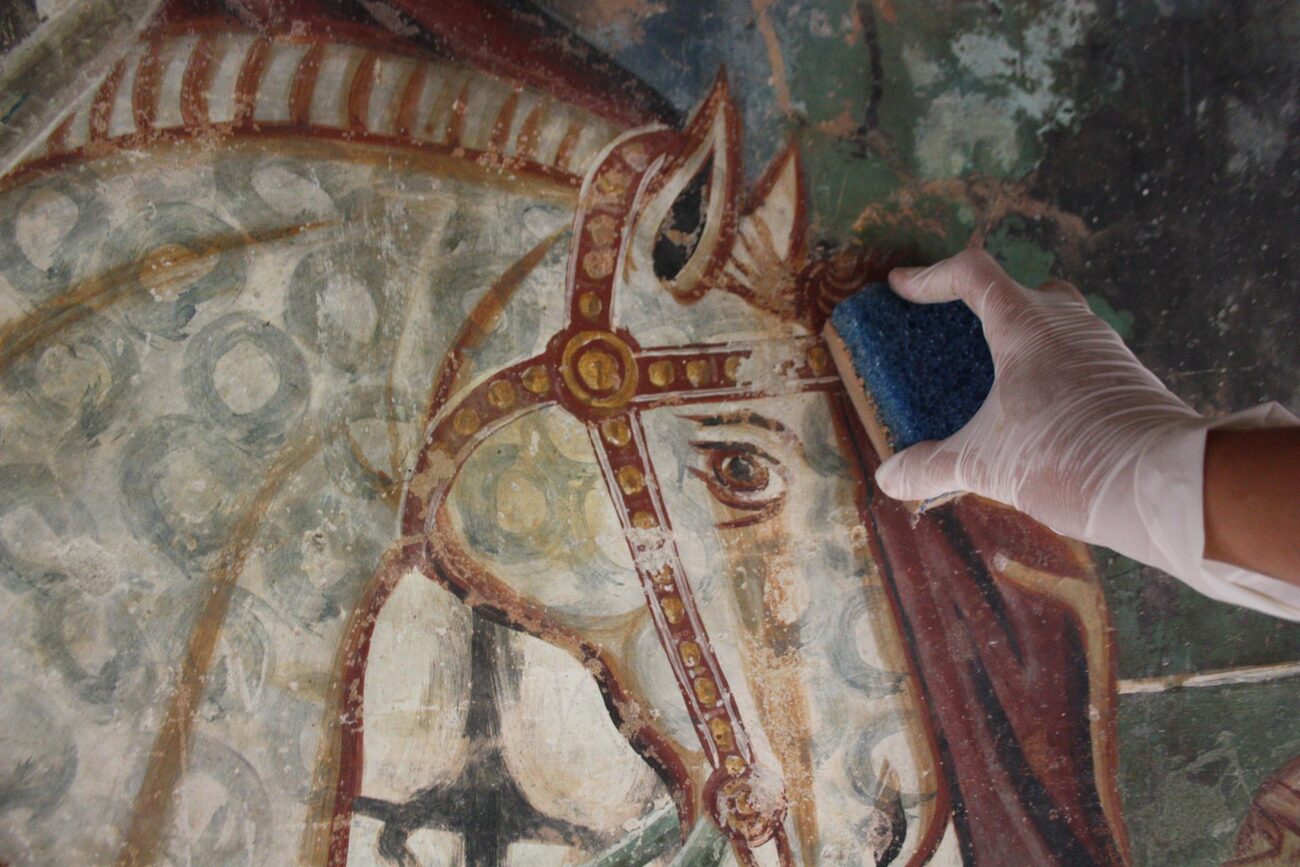 Osservazione ravvicinata durante un saggio di pulitura su un affresco